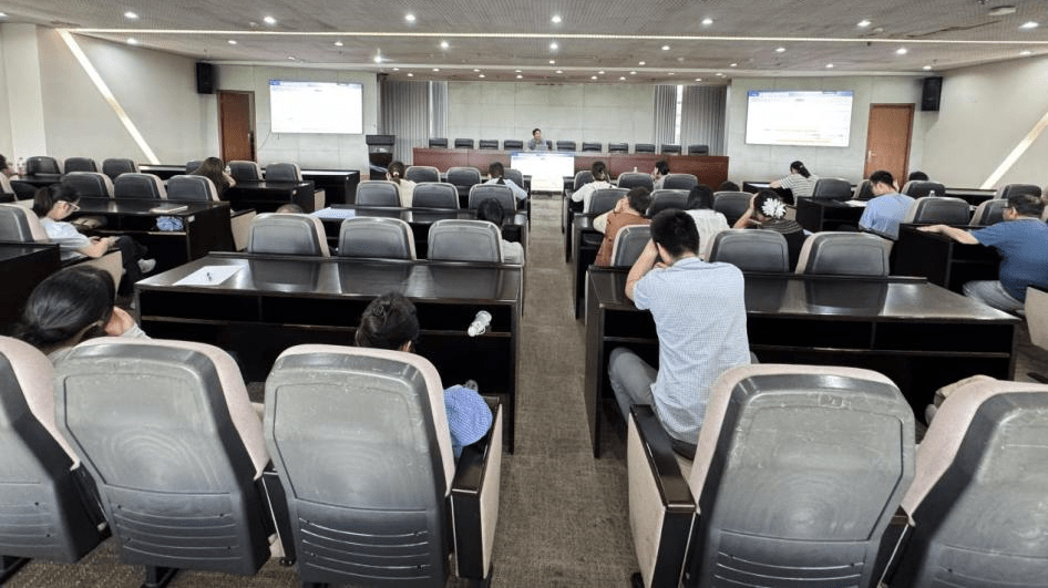规范危废管理 筑牢安全防线 新材料科技园开展实验室危险废物环境管理法规标准解读培训